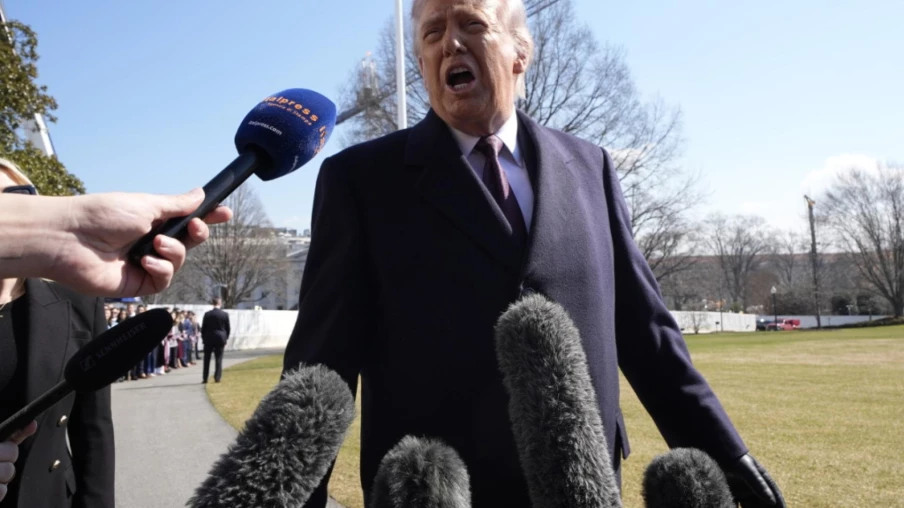 Trump mécontent des négociations avec l'Iran, indécis sur les frappes