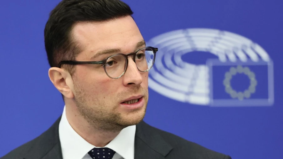 Jordan Bardella accuse Jean‑Luc Mélenchon de « relents fascistes »