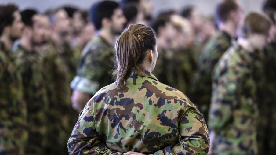 Journée d'orientation militaire obligatoire pour les femmes critiquée