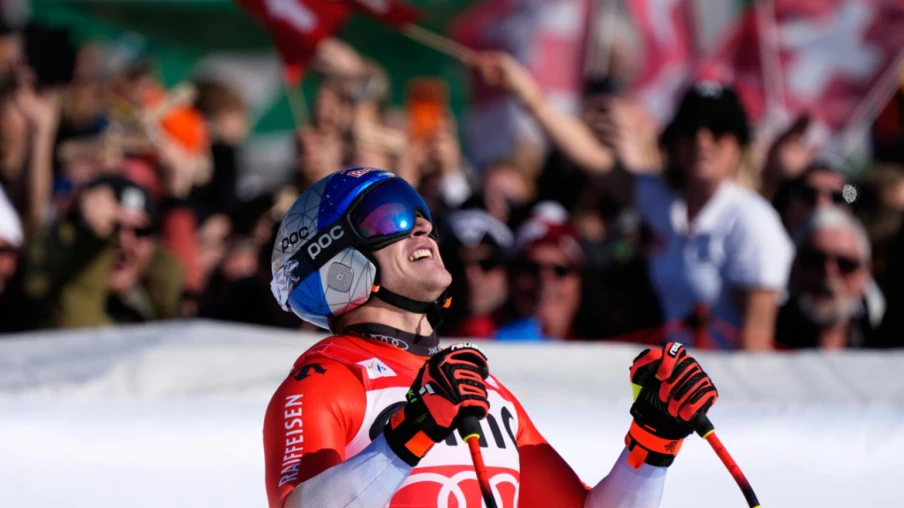 Marco Odermatt s'impose à Garmisch en descente, triplé suisse