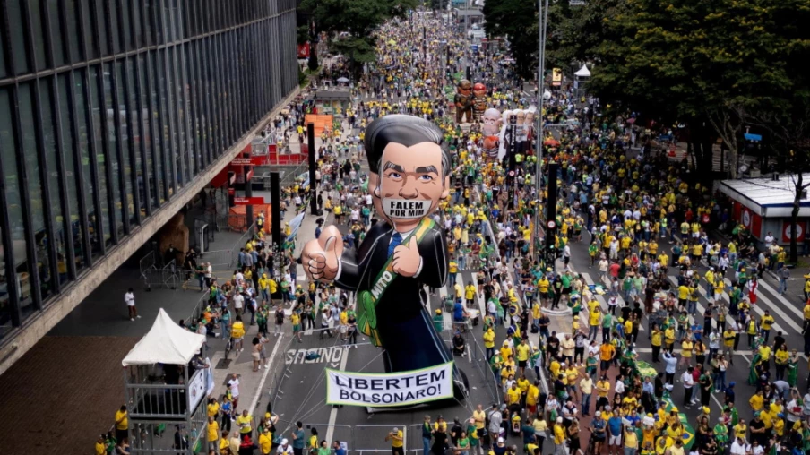 Brésil: manifestations pro-Bolsonaro contre Lula, Flavio en tête