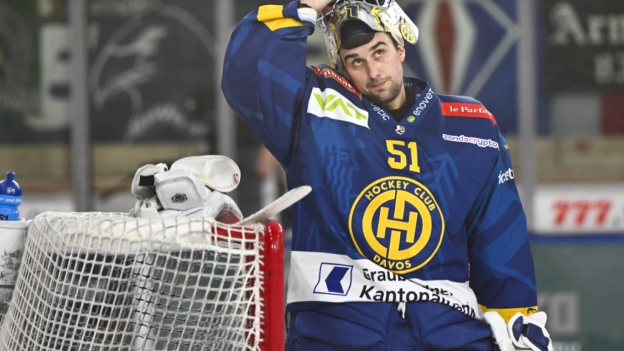 HC Davos: Luca Hollenstein blessé au genou, remplacé par Roope Taponen