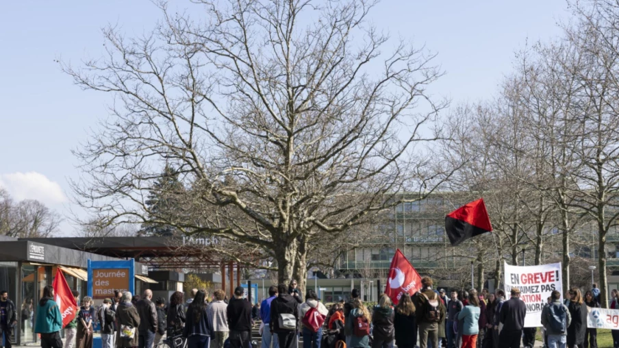 Manifestation d'une septantaine à l'UNIL contre la hausse des taxes