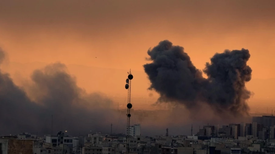 Israël frappe massivement l'Iran après attaques de missiles