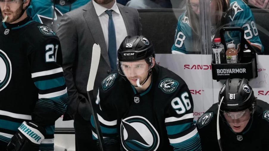 Philipp Kurashev offre l'assist décisif aux Sharks en NHL