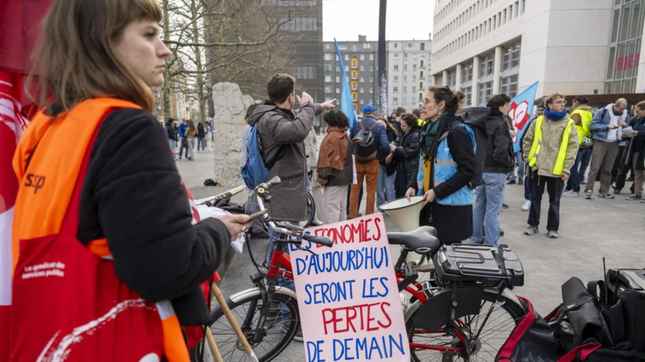 120 étudiants et chercheurs manifestent à Genève contre l'austérité