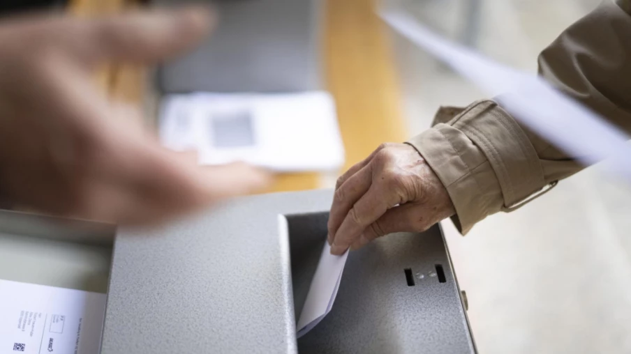 Plan d'économies: la gauche divisée sur un référendum