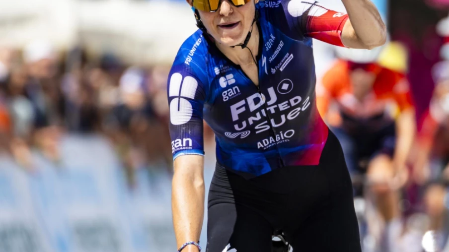 Elise Chabbey remporte les Strade Bianche à Sienne