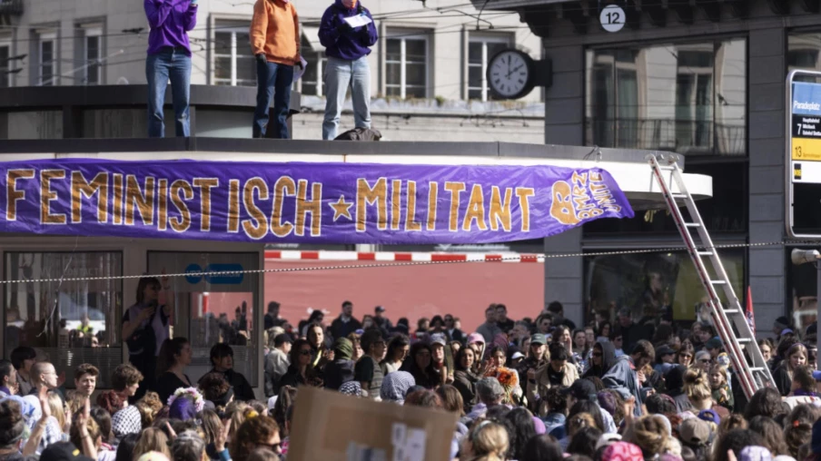 Près de 1 000 femmes manifestent à Zurich: dégâts et blocages