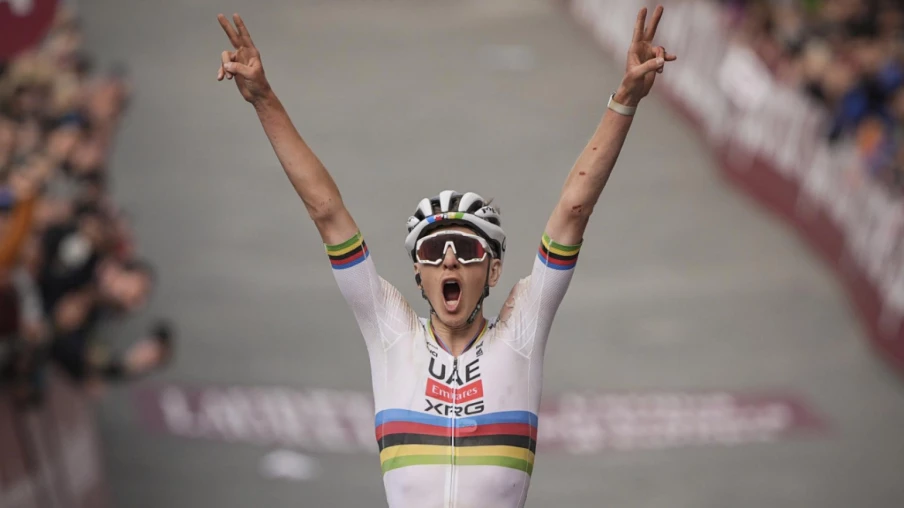 Tadej Pogačar remporte les Strade Bianche, 3e victoire consécutive