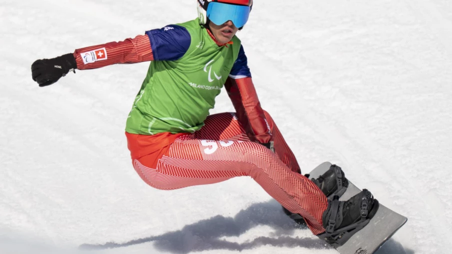Aron Fahrni offre le bronze au snowboardcross suisse aux Paralympiques