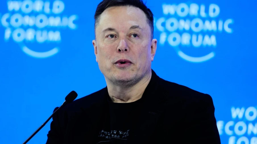 Elon Musk, largement l'homme le plus riche du monde à 839 milliards selon Forbes