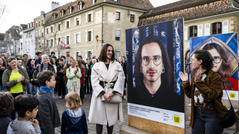 Nyon: portraits remplacés après tags homophobes, victimes témoignent