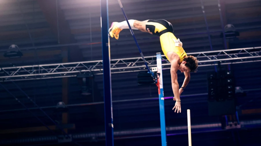 Armand Duplantis franchit 6,31 m à Uppsala, 15e record du monde