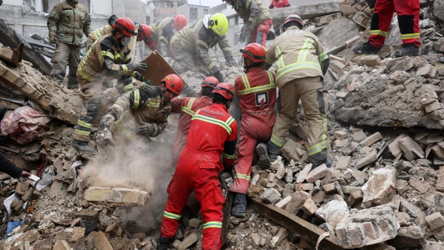 Dirigeants iraniens manifestent à Téhéran malgré les bombardements