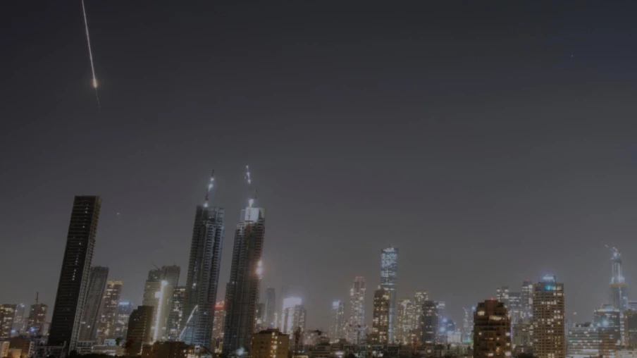 Deux tués par frappes iraniennes près de Tel-Aviv, débris et dégâts