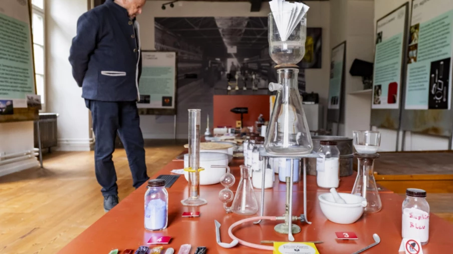 Le musée de Monthey rouvre avec l'expo Djeva sur pierres synthétiques