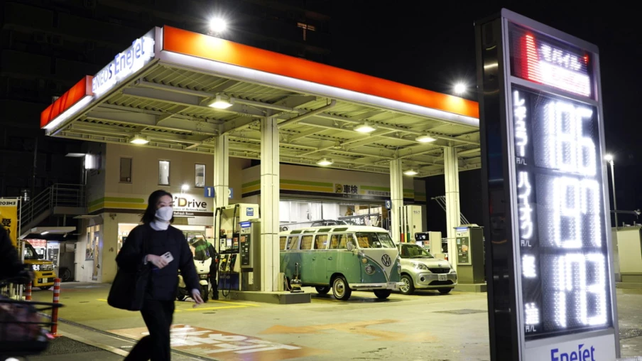 Le Japon subventionne d'urgence l'essence pour réduire les prix