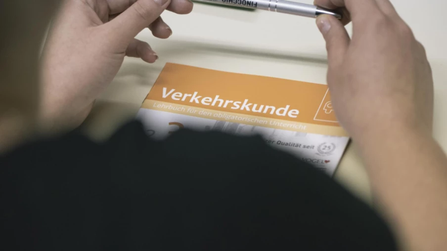 Les candidats peinent à l'examen théorique du permis en Suisse