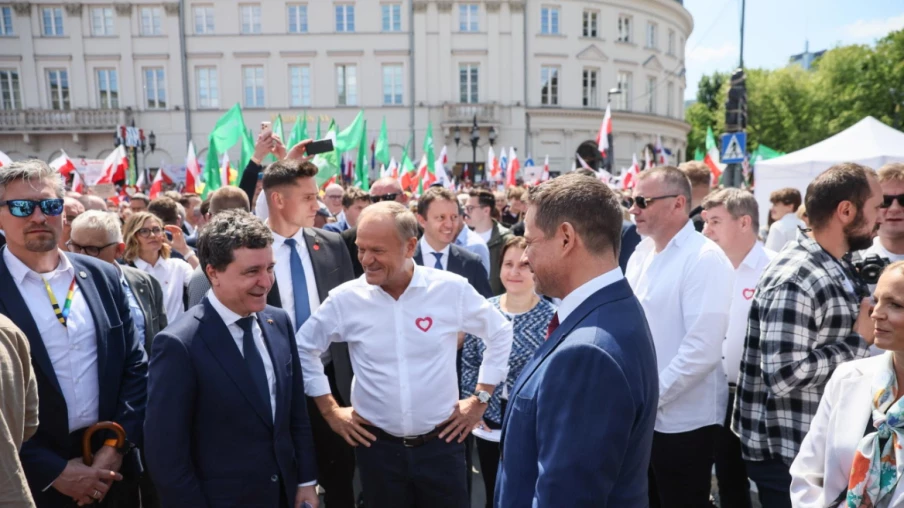 Présidentielle en Pologne: démonstration de force de chaque camp