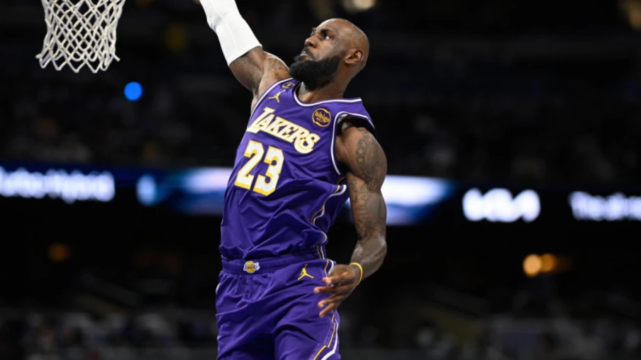 LeBron James bat le record de matches NBA, Durant dépasse Jordan