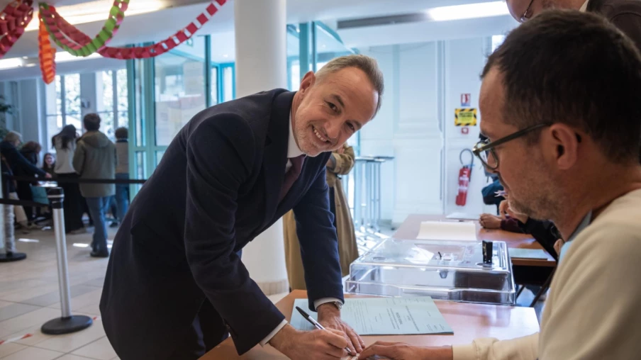 Municipales en France: suspense au second tour, résultats attendus