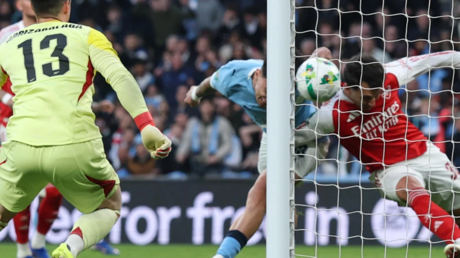 Manchester City bat Arsenal 2-0, Nico O'Reilly offre la coupe