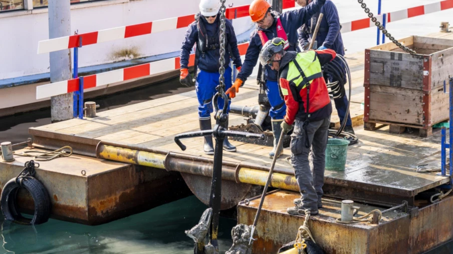 L'ancre du Montreux repêchée dans la rade de Genève