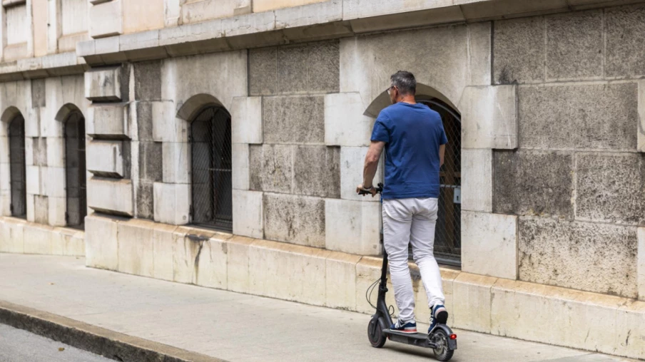 Bienne encadre les trottinettes électriques : vitesses et zones