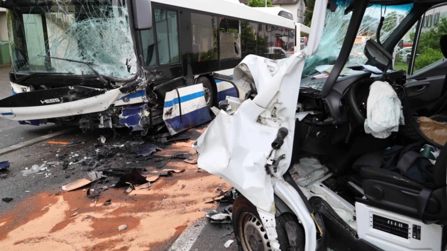 Un blessé grave dans une collision avec un bus de ligne à Zoug