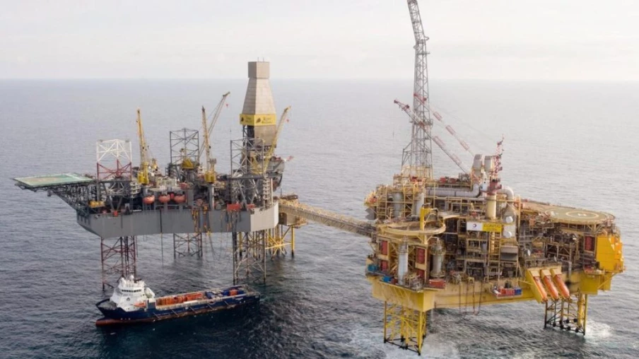 Pétrole : le baril de Brent repasse brièvement sous 100 dollars