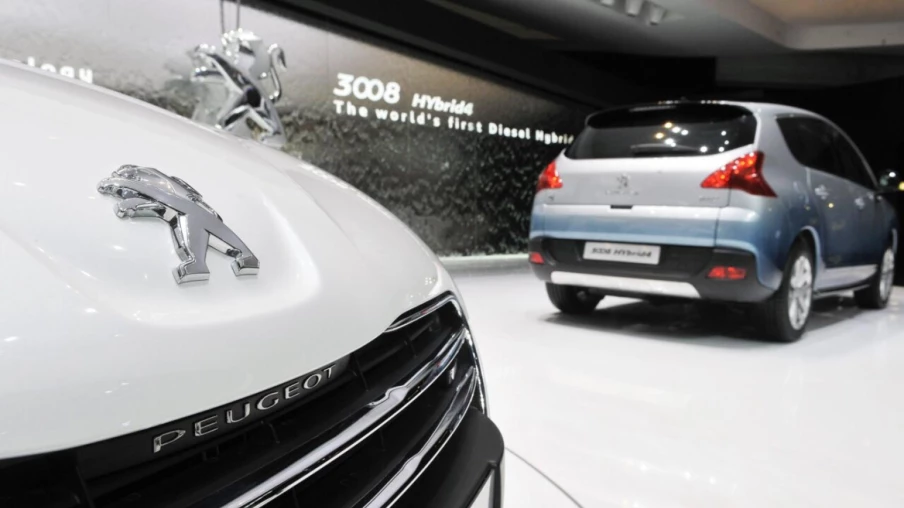 Stellantis rappelle 700 000 voitures hybrides pour risque d'incendie