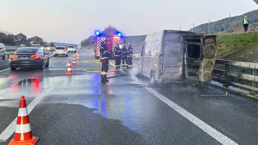 Voiture en feu sur l'autoroute A12 à Châtel-Saint-Denis : aucun blessé