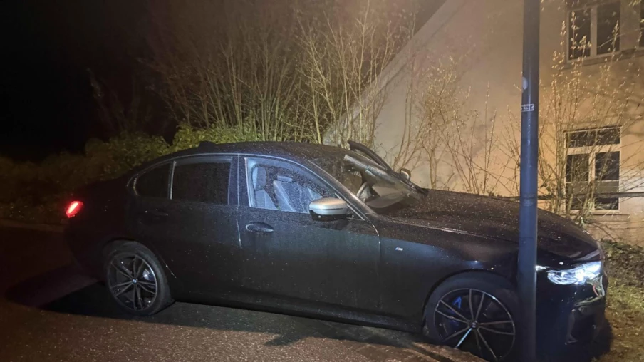 Turgi (AG) : BMW volée percute un lampadaire, deux voleurs arrêtés