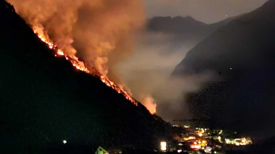 Hélicoptères de l'armée en aide contre l'incendie de forêt à Brusio