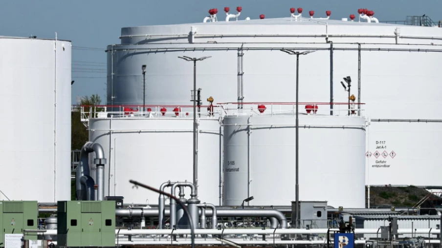 Le pétrole recule après le cessez-le-feu en Iran, sous 100 dollars