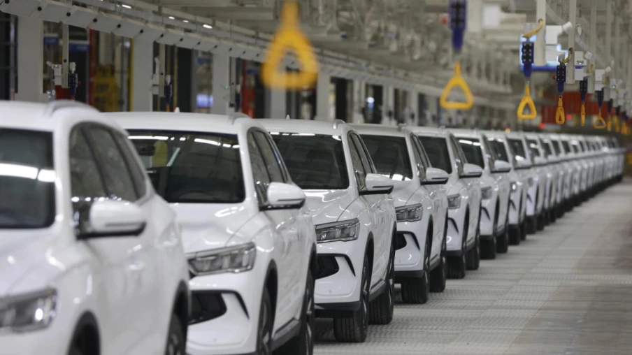 Voitures électriques chinoises : exportations doublées en mars