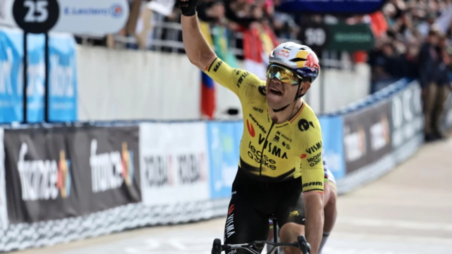 Wout van Aert domine Pogacar sur les pavés de Paris-Roubaix