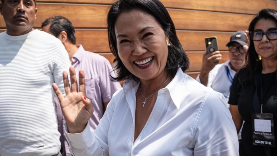 Pérou : Fujimori en tête, bureaux de vote rouvrent lundi après ratés