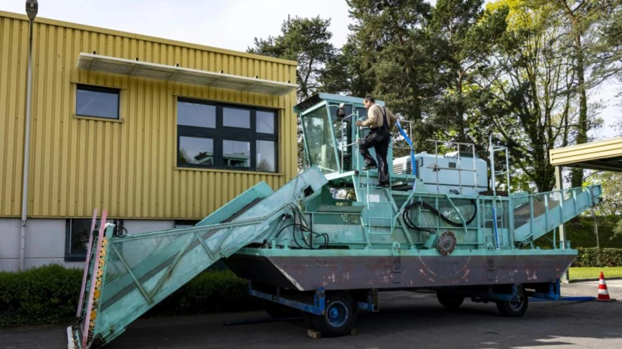 La faucardeuse zurichoise Seekuh reprend du service à Morges