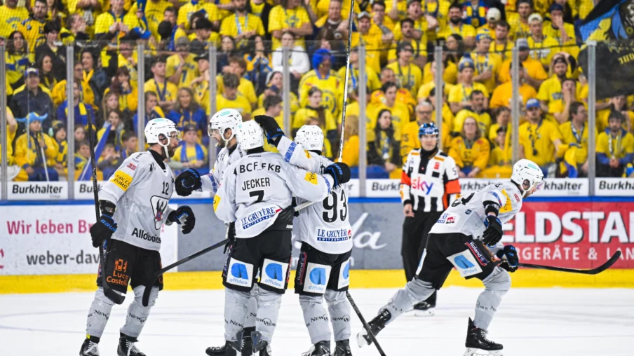 Fribourg-Gottéron s'impose à Davos en finale, coach challenge décisif