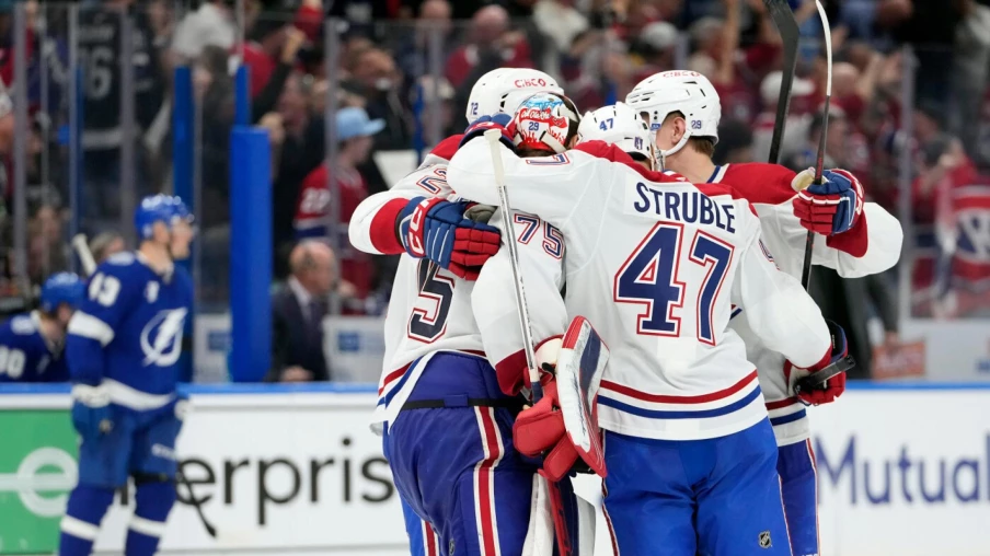 Montréal surprend Tampa Bay 4-3 ap : Slafkovský marque en prolongation