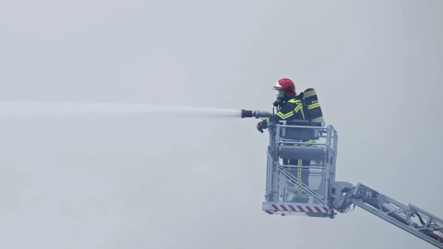 Gros incendie à Saxon (Valais) : dépôt en feu et forte fumée