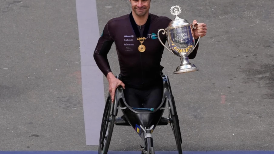 Marcel Hug : 9e victoire au marathon de Boston en fauteuil roulant