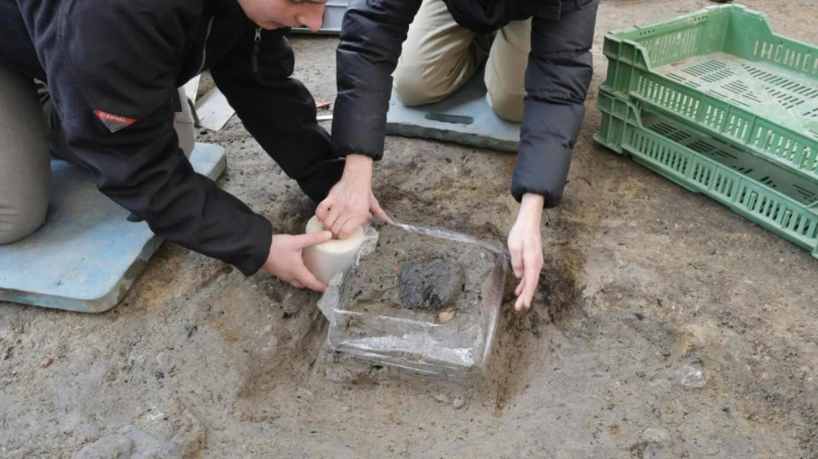 Pain plat romain calciné découvert lors de fouilles à Windisch