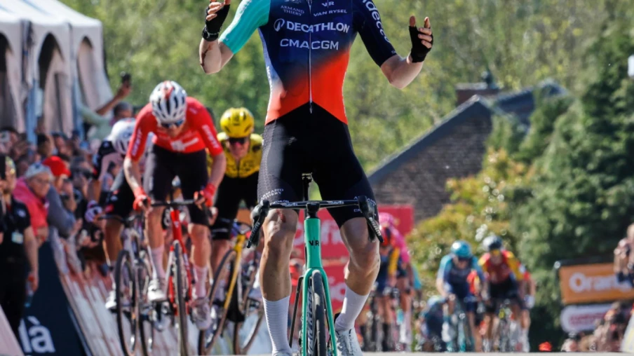 Paul Seixas, 19 ans, remporte la Flèche Wallonne devant Mauro Schmid