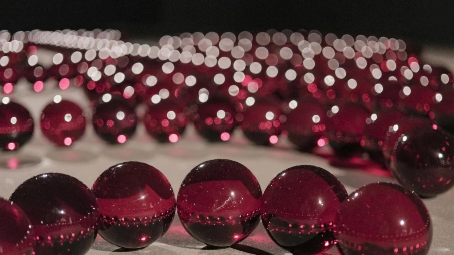 Le verre au-delà de la matière : rétrospective du Cirva au Musée Ariana