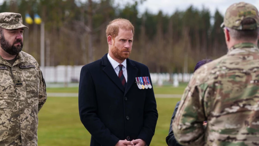 Harry s'initie au déminage en Ukraine à Boutcha, 30 ans après Diana