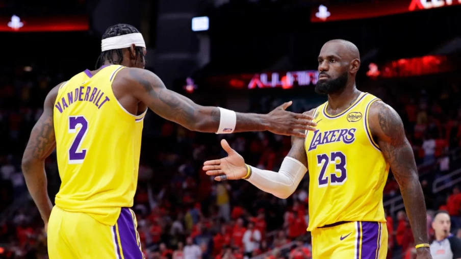 LeBron James : les Lakers battent Houston, qualification en vue