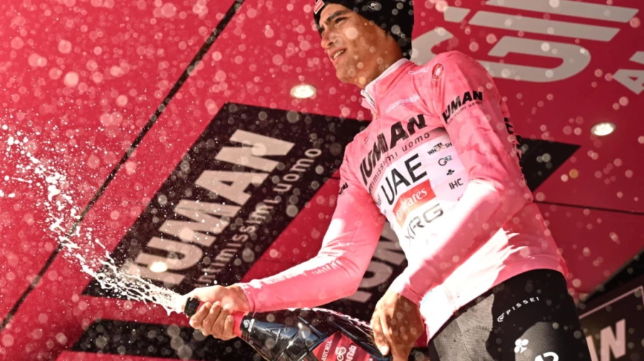Isaac Del Toro remporte la 17e étape du Giro 2024 et conserve le maillot rose